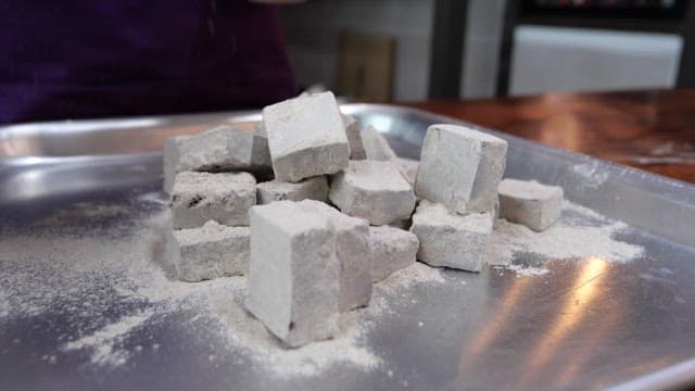 쟁반 위에 쌓인 가루를 묻힌 초콜릿 디저트