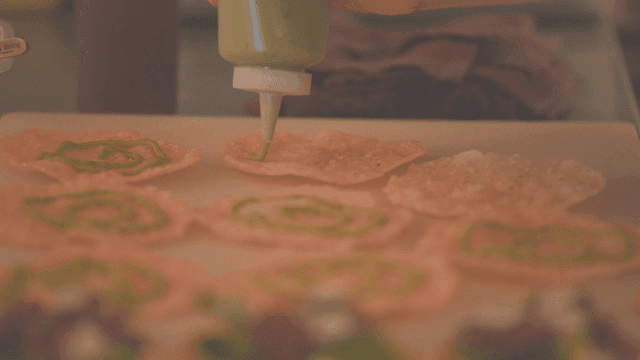 바삭한 또띠아에 발려지는 초록 소스