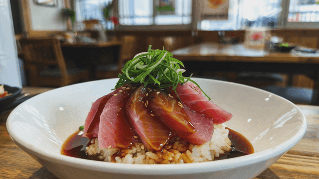Tuna sashimi rice bowl with sauce
