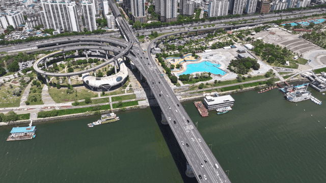 고속도로가 있는 현대 도시의 항공 뷰