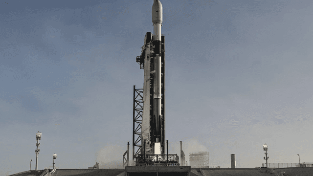 발사대에서 발사되는 로켓