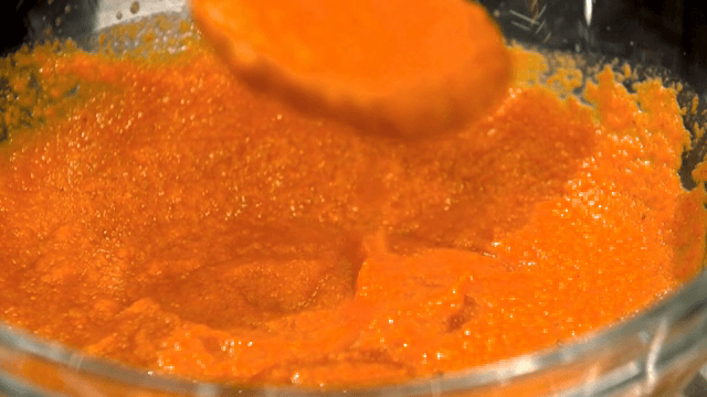 유리그릇에서 빨간 소스 섞기