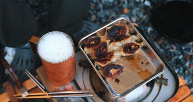 야외에서 즐기는 만두와 맥주