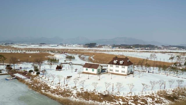 맑은 날 눈 덮인 풍경과 건물 및 나무