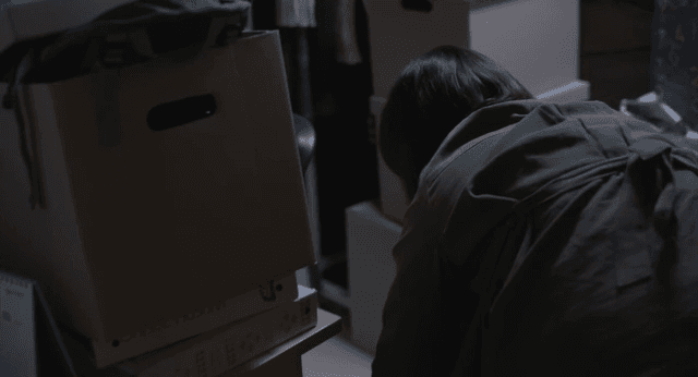 실내에서 상자를 뒤지는 사람