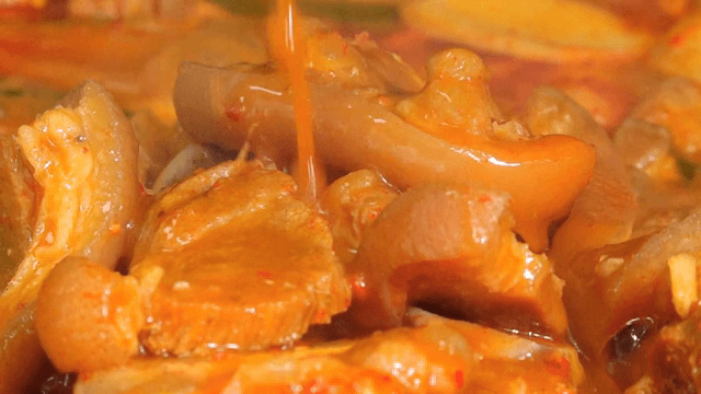 Stew with Braised Pig's feet being boiled