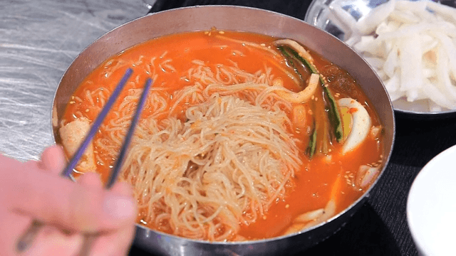 Stirring wheat noodles with chopsticks