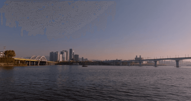 강 위에 다리가 있는 도시 스카이라인