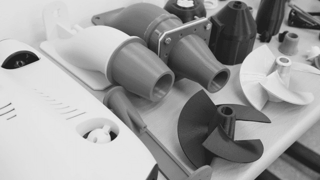 테이블 위 다양한 3D 프린트 부품