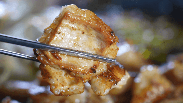 Grilled large intestine picked up with chopsticks