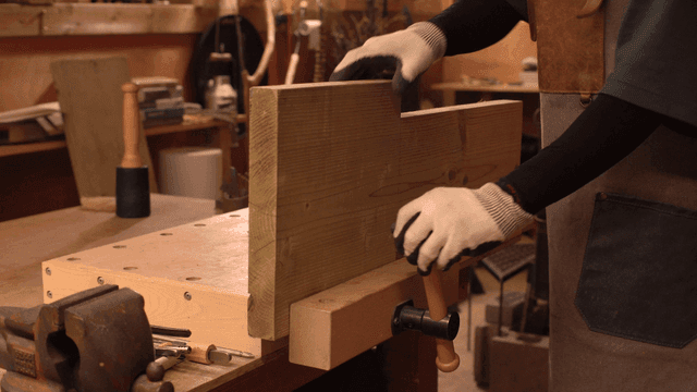 도구가 있는 작업장에서 목공 작업