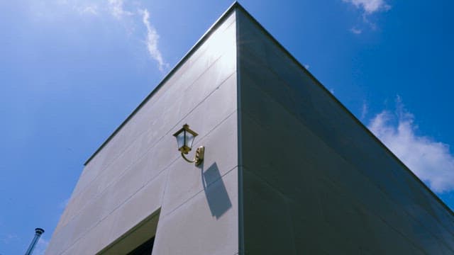 푸른 하늘을 배경으로 한 현대적인 건물 모서리