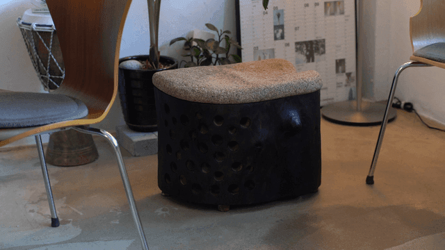 실내의 현대적인 의자와 독특한 나무 스툴