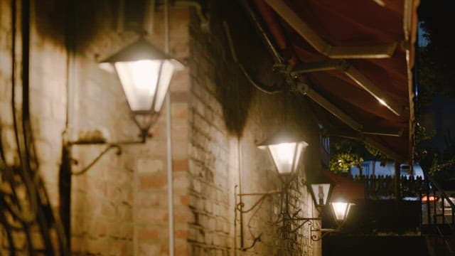 밤에 고요한 골목을 비추는 가로등