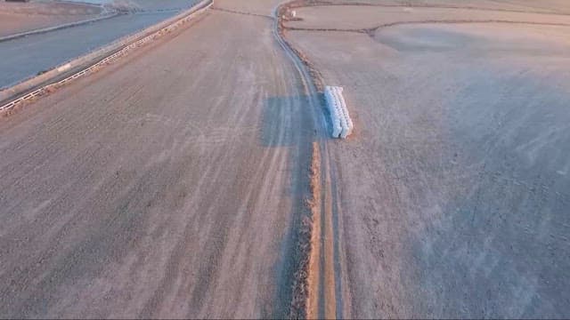 떠오르는 해에 물든 농촌 지역