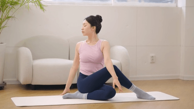 실내에서 스트레칭을 하는 여성
