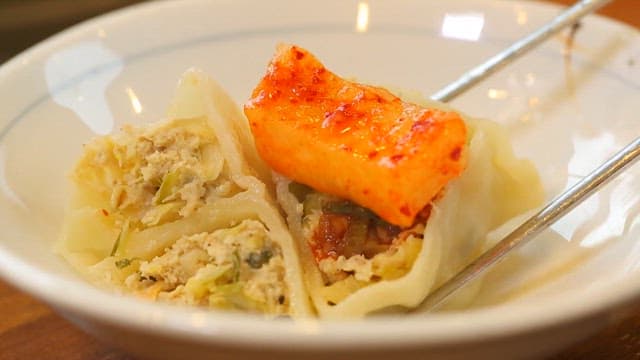 석박지를 올려 먹는 평양식 만두