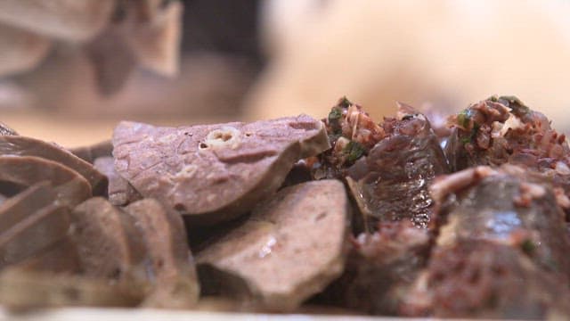 푸짐하게 플레이팅된 순대와 허파, 간
