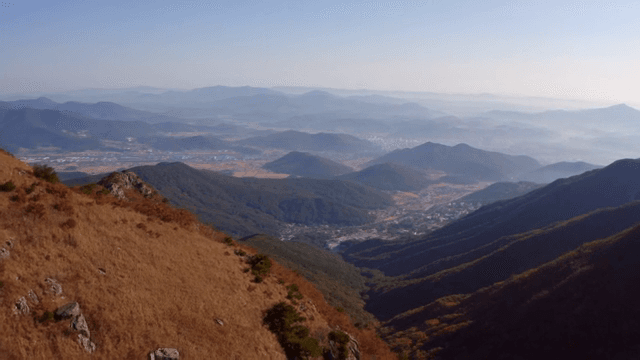 멀리 도시가 보이는 산 풍경
