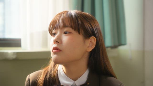 교실에서 휴대폰을 보는 학생