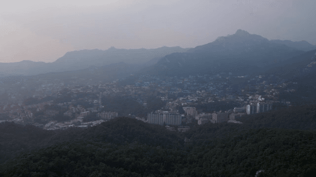 산 속에 자리 잡은 안개 낀 도시