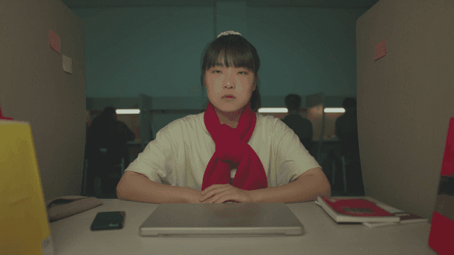 조용한 도서실에서 앉아있는 학생