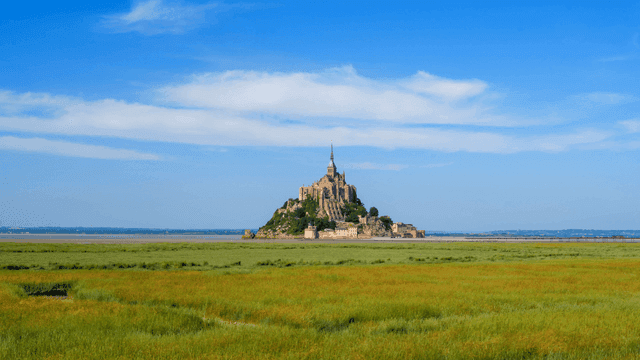 웅장한 수도원이 있는 역사적인 섬