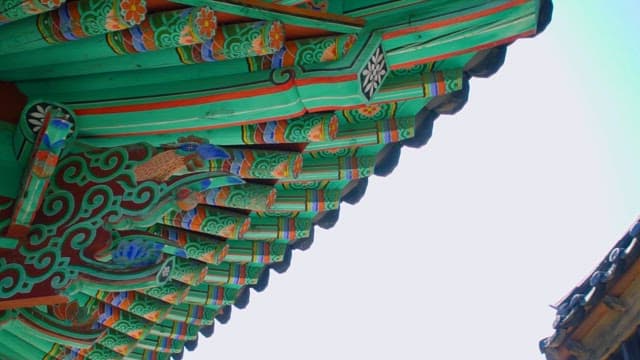 햇빛이 비치는 한국의 절 선암사의 단청