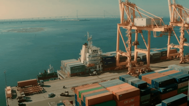 분주한 항구의 화물선과 컨테이너