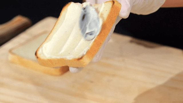 빵 조각에 버터를 바르는 모습