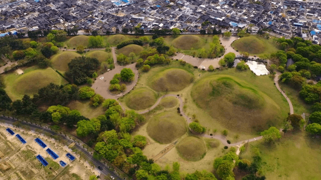 풀이 무성한 고대 무덤의 전경