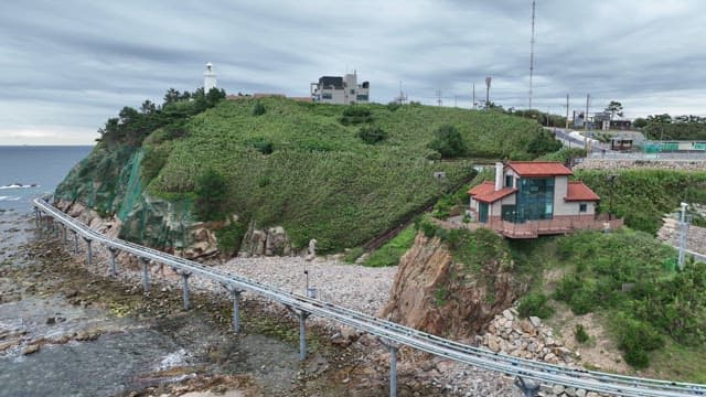 고요한 바다 근처의 빨간 지붕 집