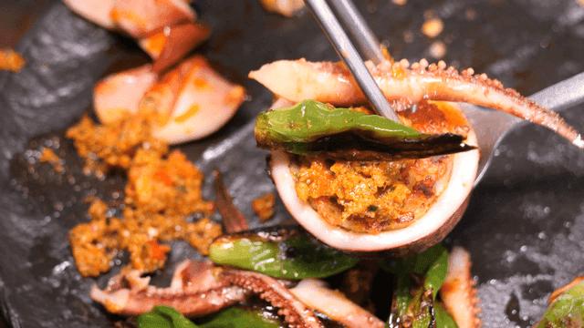 Chopsticks for placing Korean chili peppers and squid tentacles on squid sundae