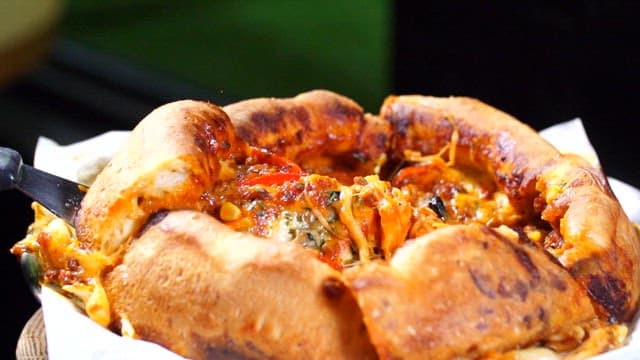 녹아내리는 치즈가 있는 시카고 피자 조각