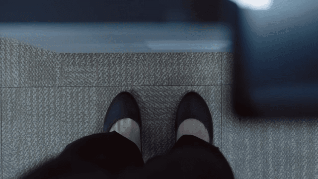 초조한듯한 여직원의 발