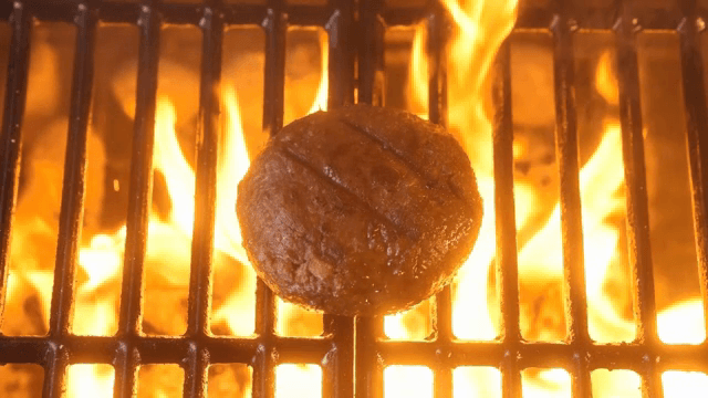 불 위에서 구워지는 버거 패티