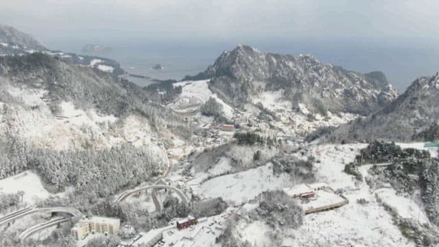 눈 덮인 산마을 전경