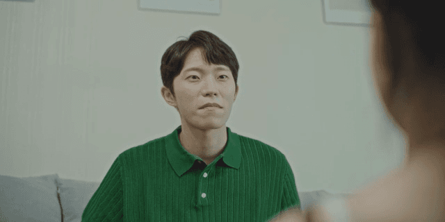 실내에서 대화하는 두 사람