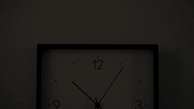 어두운 방에서 작동하는 시계