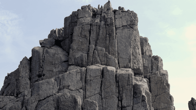 맑은 하늘 아래 바위산 봉우리