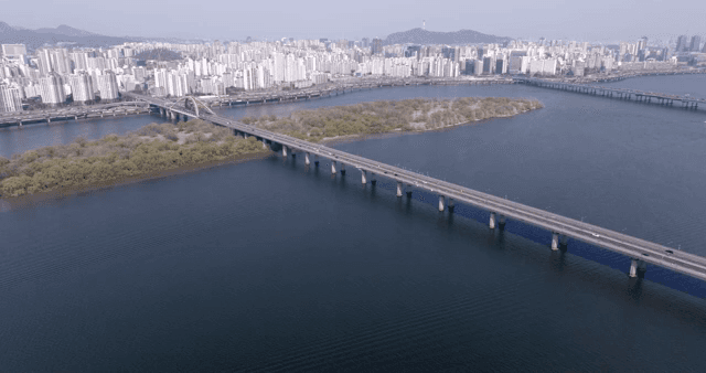 강 위의 다리와 도시 스카이라인