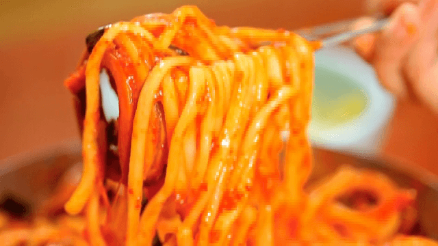 Lifting stir-fried squid noodles with chopsticks