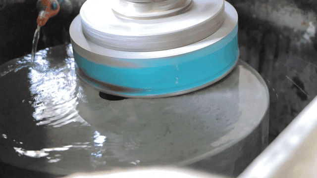 현무암 표면을 연마하는 기계