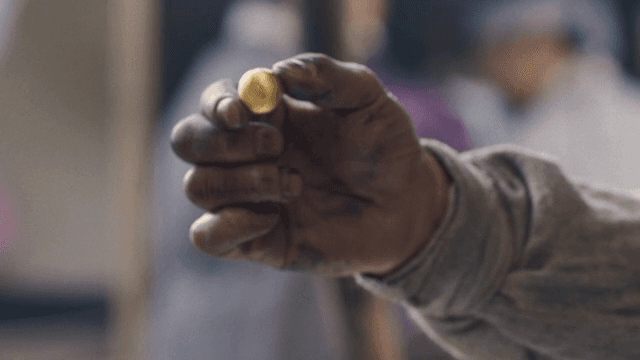 장식품 속 구슬을 꺼내는 손