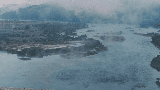 안개 낀 계곡을 흐르는 강