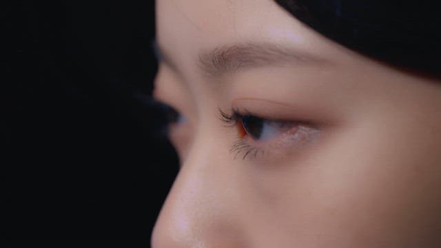 젊은 여성의 옆모습