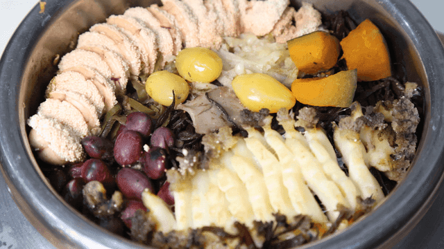 Stone pot rice with various vegetables and abalone