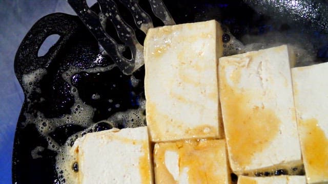 프라이팬에서 노릇하게 구워지는 두부