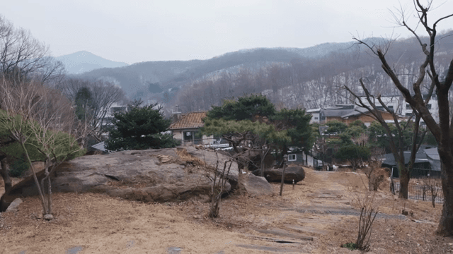멀리 산이 보이는 조용한 마을