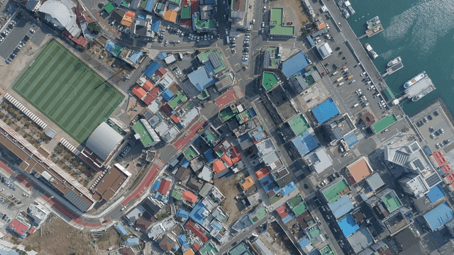 활기찬 해안 도시의 다채로운 지붕